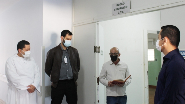 Autoridades municipais, representantes da Santa Casa e padre Afonso Maniscalco participam de ato de início das obras do Centro Cirúrgico (Santa Casa de Adamantina/Divulgação).