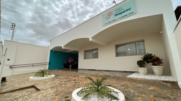 Inaugurado, o Centro Auditivo Gasparini fica na Rua Antônio Schimidt Vilela, 15, centro de Adamantina (Imagens: Siga Mais).