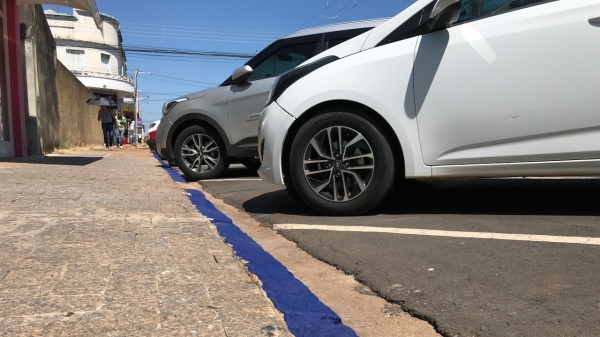 Um dos novos trechos ampliados de zona azul, no inÃcio da Rua Deputado Salles Filho, já recebeu pintura nas guias (Foto: Siga Mais).