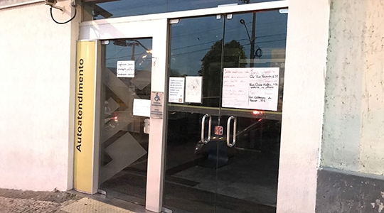 Avisos na porta informam sobre a pane elétrica e orienta clientes nesse período de suspensão temporária (Foto: Siga Mais).