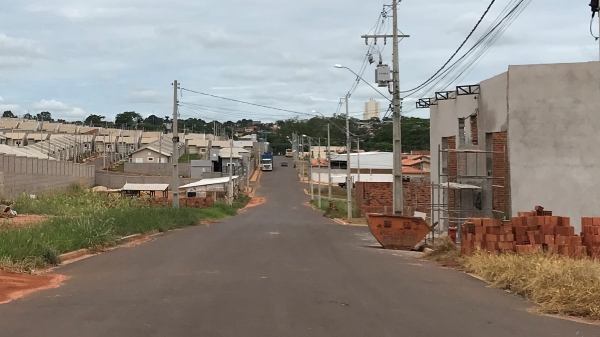 Rua Padre Caetano Maria Dolcimasculo. Residencial Eco Ville à esquerda e Aliança à direita (Foto: Siga Mais).