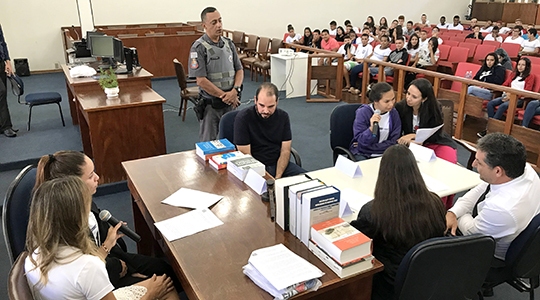 Estudantes da Escola Estadual Helen Keller participam de simulado e ocupam posições de juiz, promotor, advogado e vítima (Fotos: Siga Mais).
