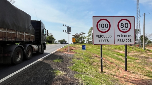 Novos radares no km 597 da SP-294, em Adamantina, proximidades da rotatória da Lagoa Seca (Foto: Siga Mais).