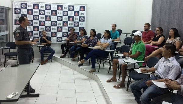 Capitão Júlio apresenta detalhes sobre a dinâmica do programa Vizinhança Solidária ao grupo de moradores do Parque Universitário (Foto: Siga Mais).
