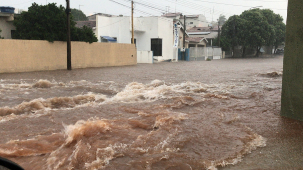 Local onde ocorrem alagamentos no centro de Adamantina (Arquivo/Siga Mais).