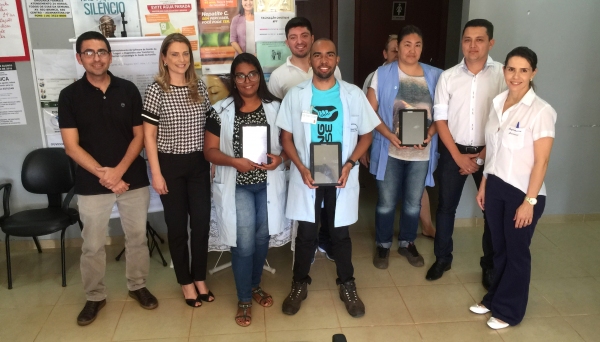 Equipe da ESF e do projeto na entrega dos novos tablets (Foto: Siga Mais).