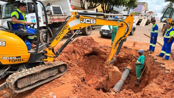 Rompimento de adutora foi na Alameda Armando Salles de Oliveira, centro de Adamantina (Foto: Siga Mais).