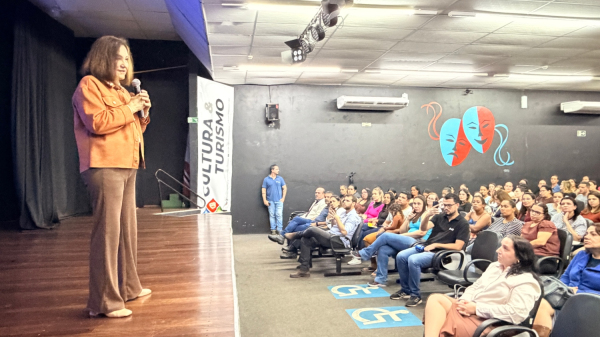 Secretaria municipal de educa??o, Elisabeth Meirelles, anuncia as mudancas (Siga Mais).
