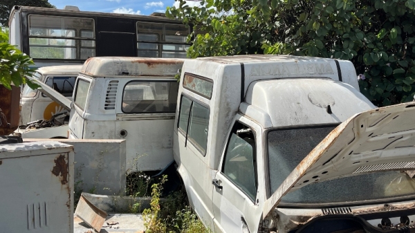 Parte dos veículos que estão em leilão, depositados no pátio do almoxarifado municipal (Siga Mais).