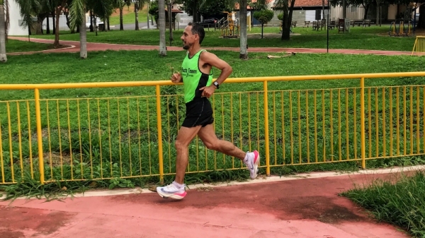 O ultramaratonista Marcelo Rocha na IAU Global Solidarity Weekend, ano passado, no Parque Caldeira (Foto: Siga Mais).