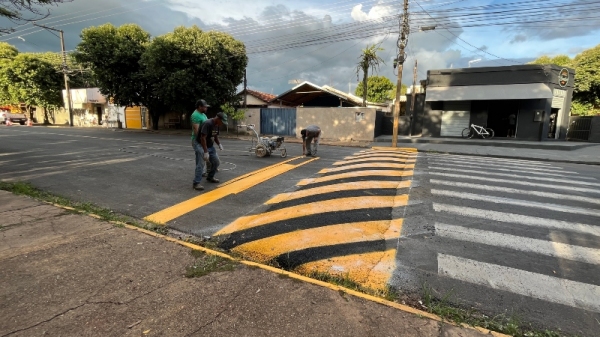 Novo redutor de velocidade na Avenida Rio Branco, no Jardim Adamantina (Siga Mais).