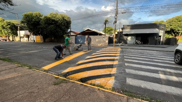Lombada instalada em fevereiro deste ano na Avenida Rio Branco, próxima à esquina com a Rua Basílio Colombo Marini, no Jardim Adamantina  (Arquivo/Siga Mais).