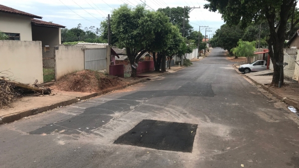 Buraco foi tapado nesta quinta-feira, 2, após caso ser noticiado pela imprensa (Foto: Siga Mais).