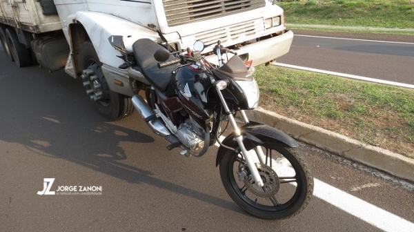 Moto ficou enroscada e suspensa na parte da frente do caminhão (Foto: Site Jorge Zanoni).