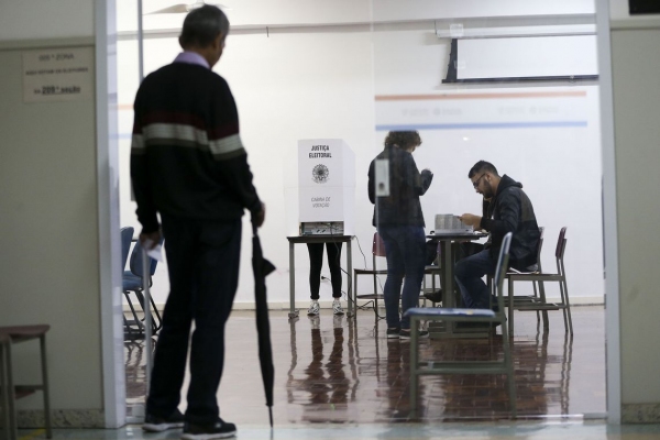 De acordo com a Justiça Eleitoral, cada turno de votação é considerado como uma eleição independente. Por isso, se o eleitor não compareceu em um turno, não fica impedido de votar no outro (Foto: Marcelo Camargo/Agência Brasil/Agência Brasil).