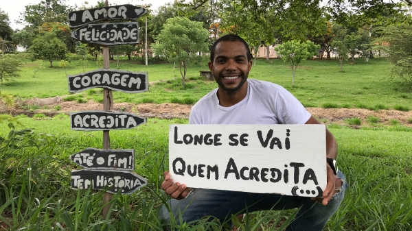 Eduardo da Costa segura a nova placa, com a expressão longe se vai quem acredita (Foto: Siga Mais).