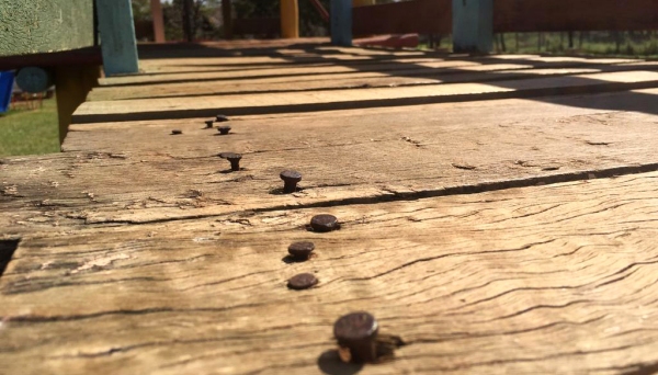 Playground no Parque dos Pioneiros tem pregos expostos (Foto: Siga Mais em 29/08/2017).