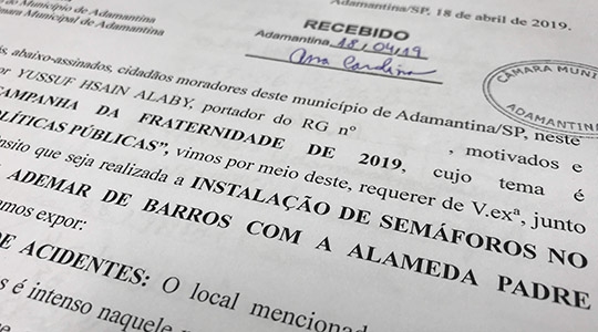 Documento com cerca de 250 assinaturas pede semáforo no cruzamento da Alameda Padre Nóbrega com a Avenida Dr. Adhemar de Barros/Avenida da Saudade, no Parque dos Pioneiros (Foto: Siga Mais).
