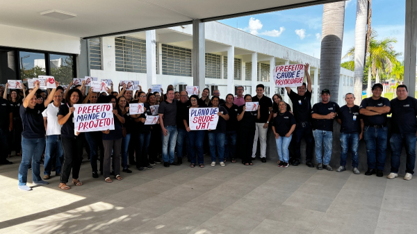 Manifesta??o foi no campus II. Servidores empunham cartazes com a cobran?a (Siga Mais).
