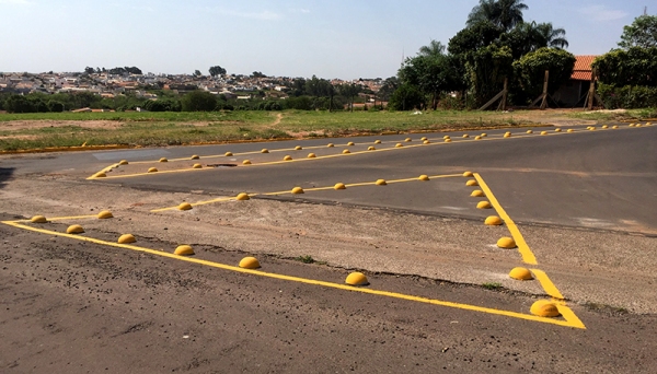 Prefeitura implanta sinalização e tachões no encontro das ruas Paulo José Brás Filho, Takayoshi Morinaga e Sadao Matsumoto, no Parque Iguaçu (Foto: Siga Mais).