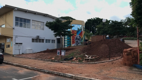 Novo banheiro fica na Avenida Adhemar de Barros, ao lado da biblioteca municipal (Foto: Siga Mais).