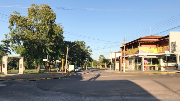 Rua Prefeito Antônio Cescon, no Parque dos Pioneiros (Foto: Siga Mais).