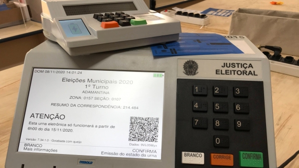 Urnas da 157ª Zona Eleitoral de Adamantina lacradas e testadas, prontas para as eleições municipais do próximo domingo (Foto: Siga Mais).