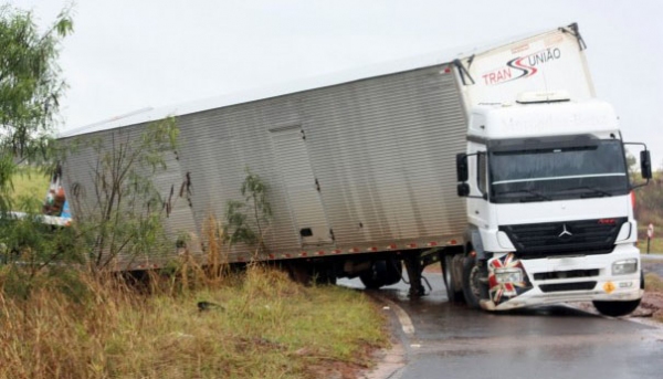 Segundo o motorista, o GPS indicou virar para a direção errada (Fotos: Site Metrópole FM/Osvaldo Cruz).
