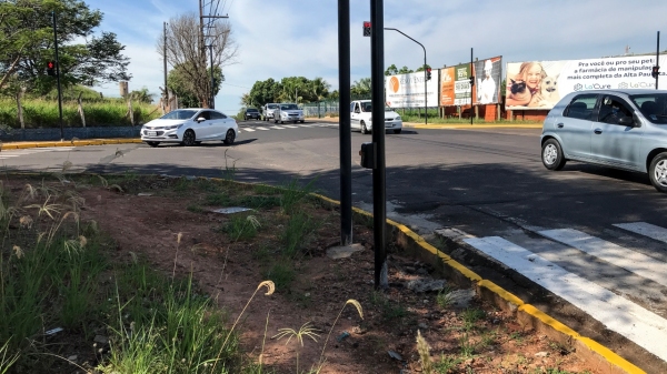 Passeio público sem pavimento na esquina do IBC/antiga fábrica de roupas (Foto: Siga Mais).