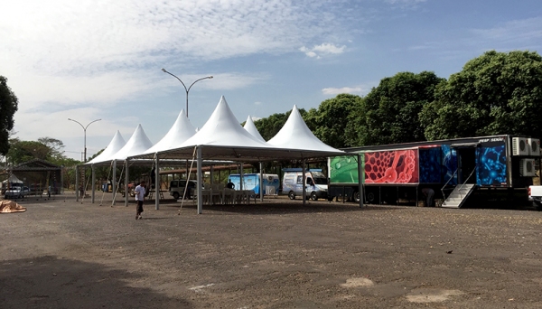 Palco, tendas e estrutura de unidades móveis já estão instalado para as atividades da Praça do Amanhã, neste sábado, no Pátio da Fepasa, em Adamantina (Foto: Siga Mais).