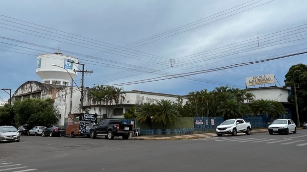 Prédio da antiga escola Alto Padrão, sondado pelo prefeito para abrigar a Prefeitura de Adamantina (Foto: Siga Mais).