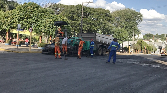 Recapeamento asfáltico está sendo executado na Avenida Rio Branco, trecho entre a Rua Marília e a Rua Fioravante Spósito (Fotos: Siga Mais).