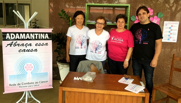 Voluntários da Rede de Combate ao Câncer, no posto montado para venda de camisetas, no saguão do Paço Municipal (Foto: Siga Mais).