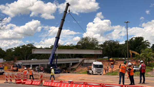 Cada viga pesa cerca de 70 toneladas (Siga Mais).