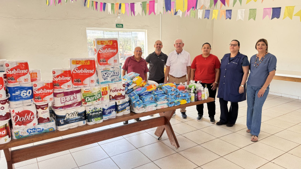 Entrega dos produtos de higiene pessoal ao Lar dos Velhos (Siga Mais).