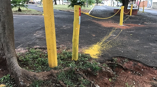 Sem acesso: medida impede trânsito irregular de veículos em praça, mas também dificulta acesso de frequentadores, sobretudo deficientes, cadeirantes e pessoas de baixa mobilidade, como idosos, gestantes e obesos (Fotos: Siga Mais).