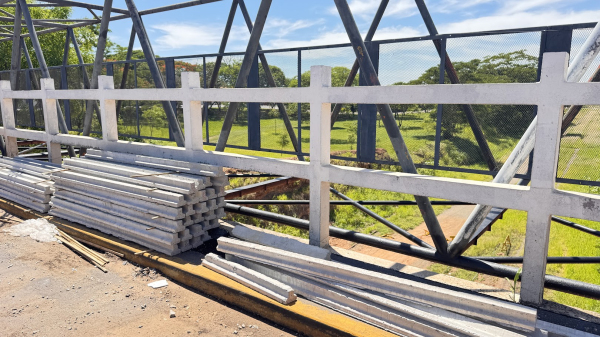 Obras em uma das passarelas do viaduto (Siga Mais).
