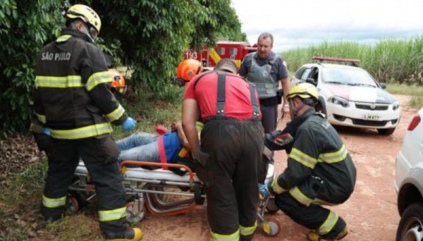 Motorista de 55 anos só consegue acionar socorro 15 horas depois do acidente (Fotos: Diego Fernandes/Jornal Folha Regional Adamantina).