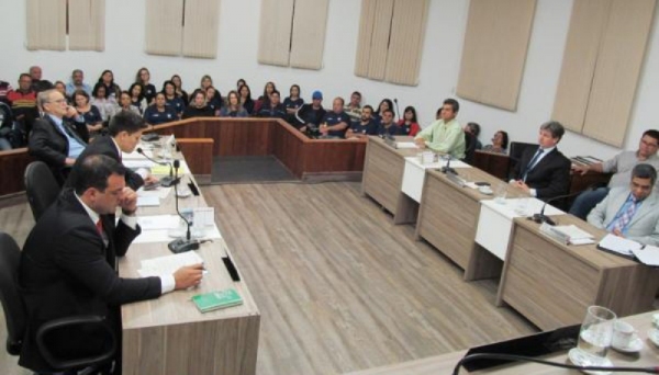 Sessão da Câmara, na segunda-feira, contou com a presença de um grupo de funcionários da FAI (Foto: Ricardo Bispo/Folha Regional Adamantina).