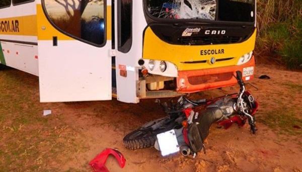 Choque entre moto e ônibus matou motociclista de 38 anos, em Flórida Paulista (Foto: Diego Fernandes Silva / Folha Regional).