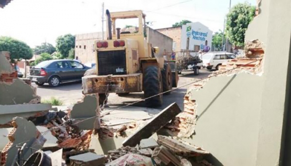 Pá-carregadeira desgovernada atinge carro e muro em Flórida Paulista. Acidente provocou danos materiais e não fez vítimas. (Fotos: Diego Fernandes/Folha Regional).