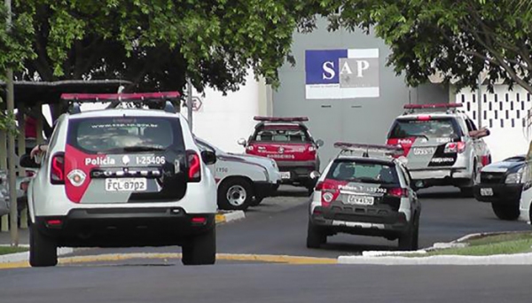 Reféns foram liberados pelos presos, mas rebelião continua (Foto: Reprodução/TV Folha Regional)