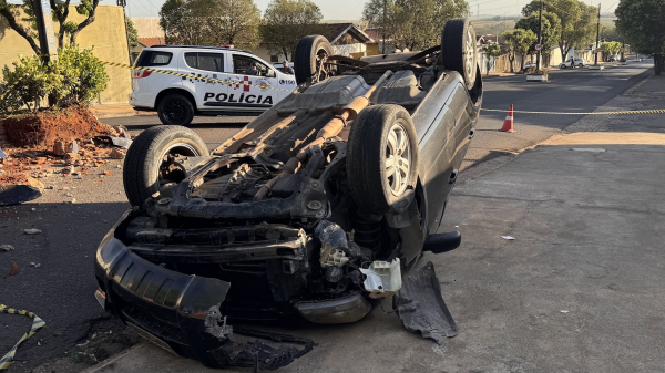 Um Hyundai Tucson capotou na Avenida Quinze de Novembro, Vila Jamil de Lima (Imagens: Siga Mais).