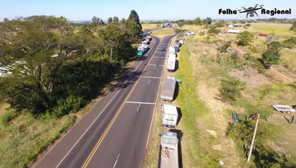 Manifestação na SP-294, em Adamantina, proximidades do trevo da Lagoa Seca (Foto: Folha Regional Adamantina).