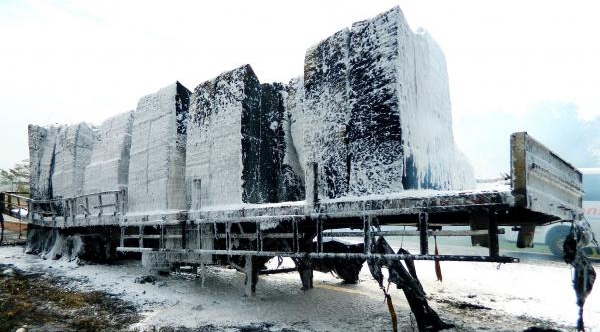 Semirreboque e carga, destruídos pelo incêndio (Foto:Diego Fernandes Silva/Folha Regional).