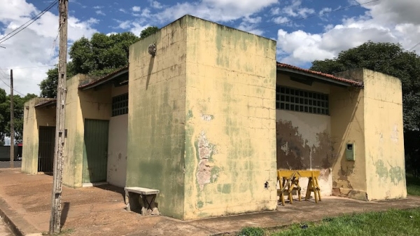 Banheiro da feira-livre/Praça José Costa. Conforme projeto, obra de reforça está orçada em R$ 40.785,23 (Foto: Siga Mais).