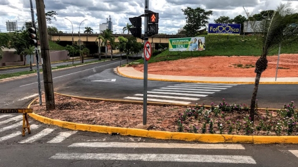 Trecho tem faixas de pedestres que se conectam ao canteiro inacabado, além de sinalização semafórica com tempo exclusivo para o usuário a pé (Foto: Siga Mais).