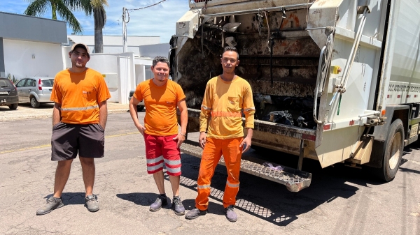 Os coletores Alex e Juliano e ao centro o motorista da equipe, Valdecir, que atuaram no resgate de três filhotes de cachorro, neste mês de fevereiro (Foto: Siga Mais).