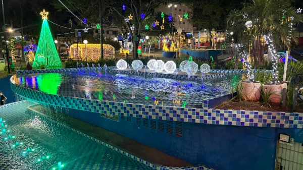 Pra?a ?lio Micheloni decorada para a temporada festa de fim de ano, vai receber diferentes atra??es na agenda deste m?s, em Adamantina (Siga Mais).