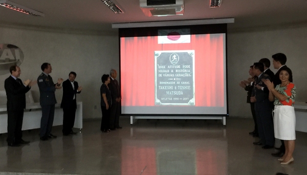 Casal Takeshi e Toshie Matsuda é homenageado pelos trabalhos com o Departamento de Atletismo da Acrea (Foto: Siga Mais).
